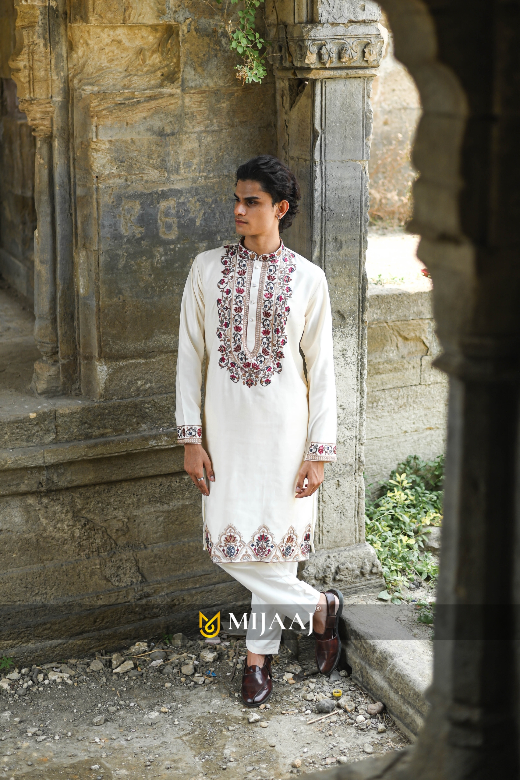 Off White Kenzo Kurta with Elegant Chain Stitch Embroidery
